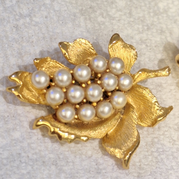 Bundle of Gold Tone‎ Pearl Brooches - Picture 2 of 5